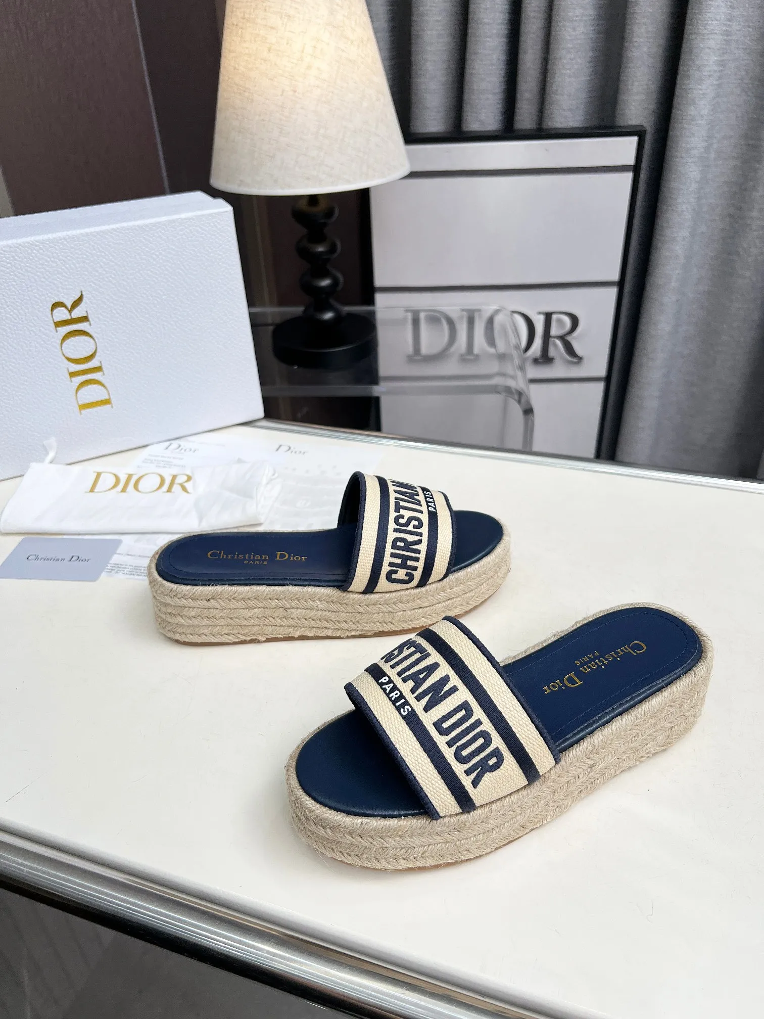 👟👟Ex-factory price 420👟👟 Dior's new spring and summer IVIETA DWAY jelly-colored flat-soled one-slip women's shoes with CD letter logo three-dimensional embroidery thick-soled round-toe open-toe slippers. The original version is developed to be the top version on the market. It feels soft and delicate on the feet and is extremely comfortable. Material: Upper imported raffia electric embroidery high-temperature water-soluble cotton technical fabric + water-dyed cowhide foot pad lining + original consistent combination outsole Outsole: original outsole Size: 35-42 (40.41.42 custom-made, non-refundable and non-exchangeable)